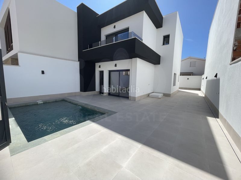 Foto 6c40f35b-eae8-4017-89da-f26073b487d9. Casa aparellada amb calefacció piscina a Almoradí
