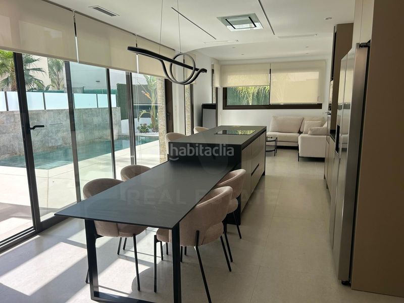 Foto f750fd97-ace1-445a-a6e5-ac2141b56d9e. Casa aparellada amb calefacció piscina a Almoradí