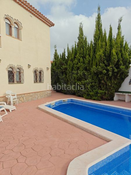 Foto 82acee3d-012a-4480-b3ed-f5d9f78892a0. Casa amb calefacció aparcament piscina a Centre Miami Platja