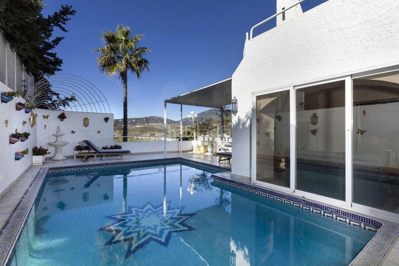 Foto 0be4c393-5b99-4082-8b82-4e2ea0333151. Casa amb calefacció aparcament piscina a Los Naranjos Marbella