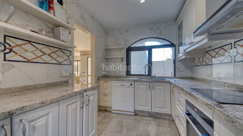 Foto 3b33f38c-9435-4bfe-8593-72b91f7a0a57. Casa amb calefacció aparcament piscina a Los Naranjos Marbella