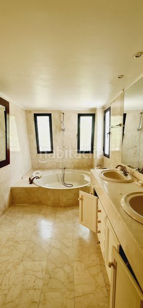 Foto 90991b97-9fcd-4e5b-8336-cad51207d9a6. Casa amb calefacció aparcament piscina a Los Naranjos Marbella