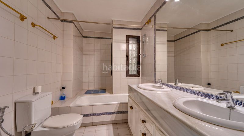 Foto cbb3d448-5d92-4d4c-b551-5eb3eccbe1b7. Casa amb calefacció aparcament piscina a Los Naranjos Marbella