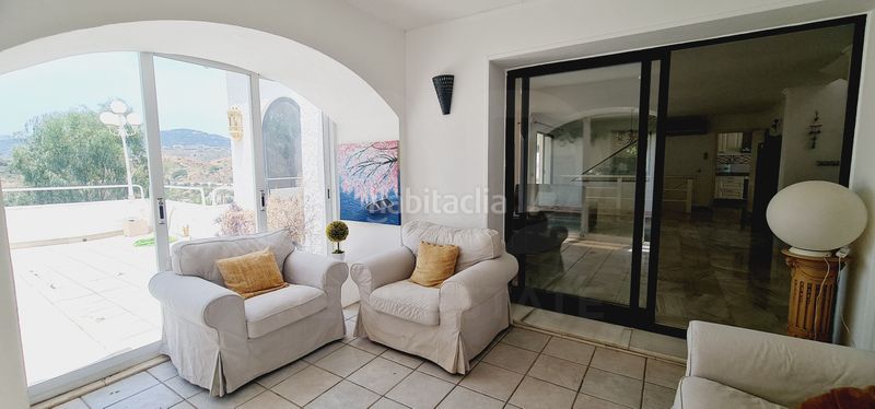 Foto d5db7bae-3e61-4bca-ab02-085de927b490. Casa amb calefacció aparcament piscina a Los Naranjos Marbella