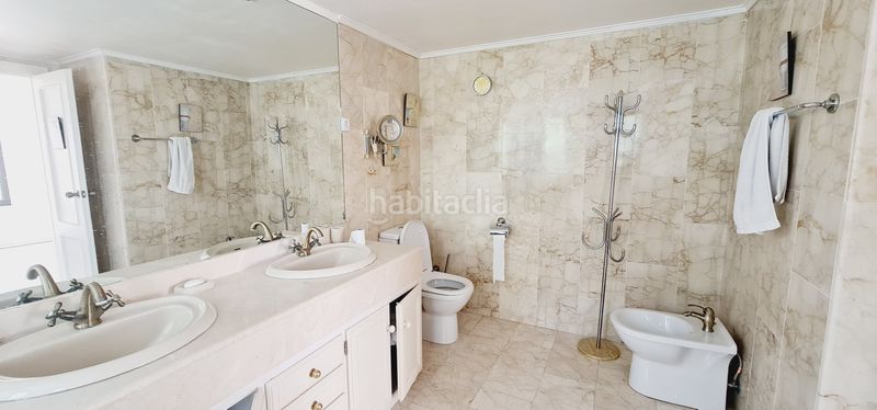 Foto d9c4a3e0-2dbd-4caf-8d44-02a22f5d5460. Casa amb calefacció aparcament piscina a Los Naranjos Marbella
