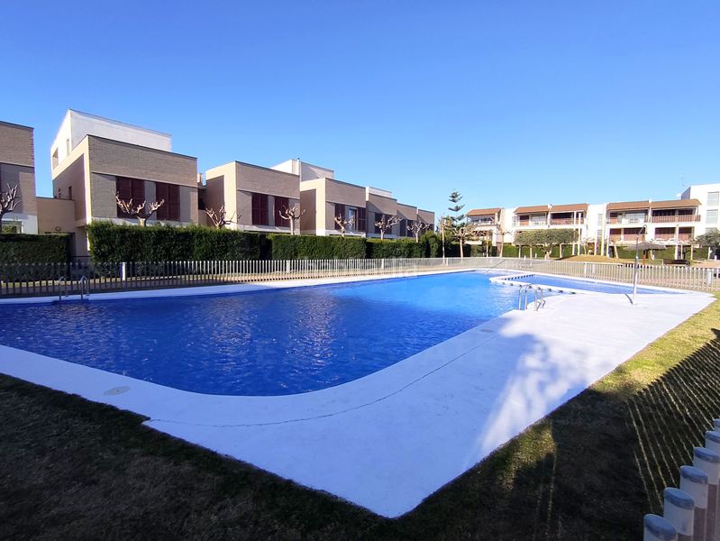 Foto 41222b52-f98e-4f62-a2a6-ecdcba3aca6c. Pis amb piscina a San Jorge