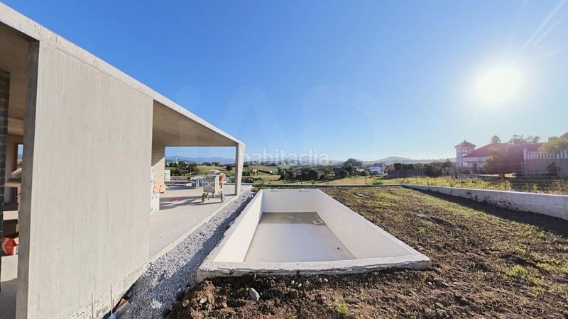 Foto 4ce974da-595c-4504-bc06-4bbb477396c8. Casa amb calefacció aparcament piscina a Suances