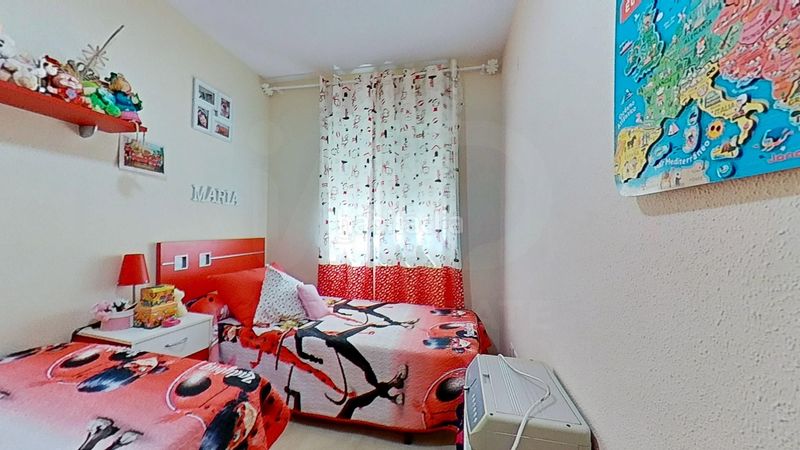 Foto f8ce9e58-3dc0-48f9-badf-31855864ed88. Casa aparellada amb calefacció aparcament a Costur