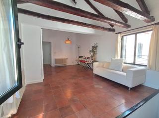 Pis a Universidad-Malasaña. Precioso piso con mucho encanto inundado de luz y vigas vistas e