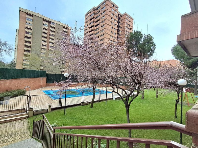 Foto 4786fa2d-e7f4-48e5-b10b-c02d898aa2e7. Pis amb calefacció aparcament piscina a Costillares Madrid