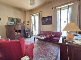 Etagenwohnung in Palacio. Estupendo piso para reformar con tres balcones a la calle con in