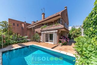 Casa aparellada a Avenida Europa. Chalet pareado en pozuelo