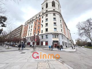 Aparcament cotxe a Calle de villanueva 2