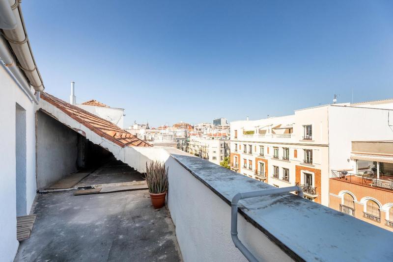 Foto 3597851b-a7df-498e-8ec5-693dc789ac9c. Ático oportunidad para inversores en Trafalgar Madrid