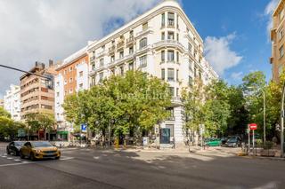 Pis  Diego de len. Piso bajo reformado con patio en barrio de salamanca.