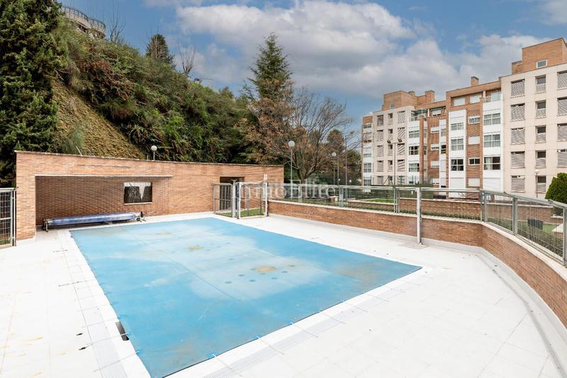 Foto 7da5f0c1-2cde-4c94-89c3-d59793d9d3d7. Flat with heating parking pool in Aravaca Madrid