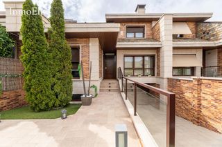 Reihenhaus in Los Satélites-Roza Martín. Chalet adosado de lujo con piscina privada