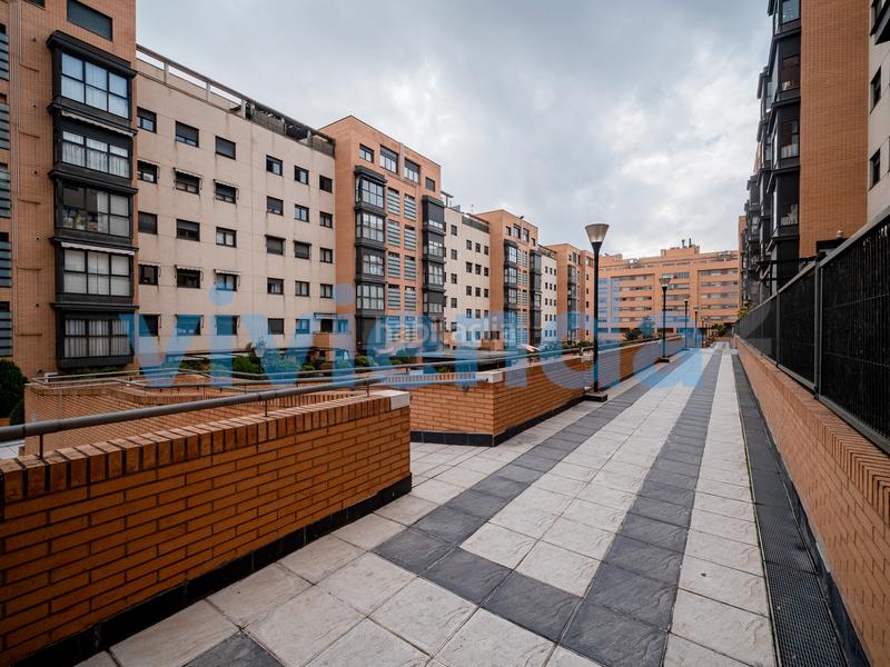 Foto b7bec6a9-84bc-4859-88a1-6a8822255825. Pis amb calefacció aparcament a Sanchinarro Madrid