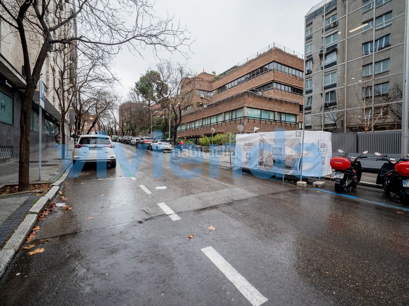 Foto fcb08720-c981-4a78-a019-babb63d9e781. Aparcament cotxe a El Viso Madrid