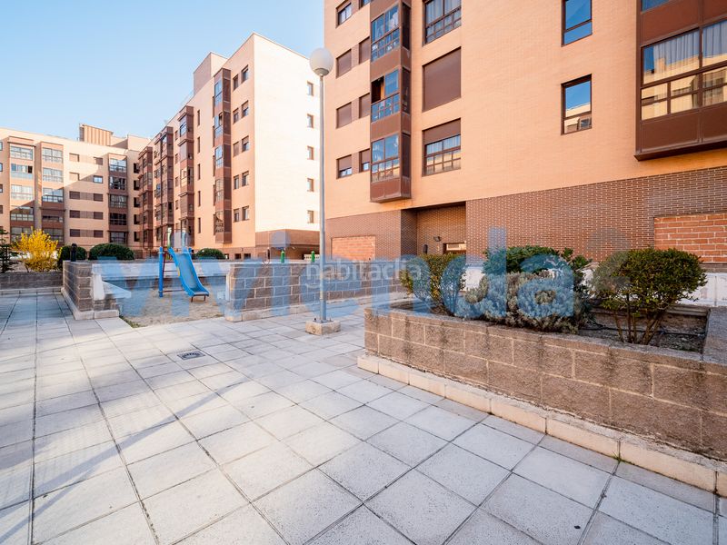 Foto 6fff42b1-3d6d-4d91-9de1-4eeb92225f1d. Pis amb calefacció aparcament piscina a Rejas Madrid