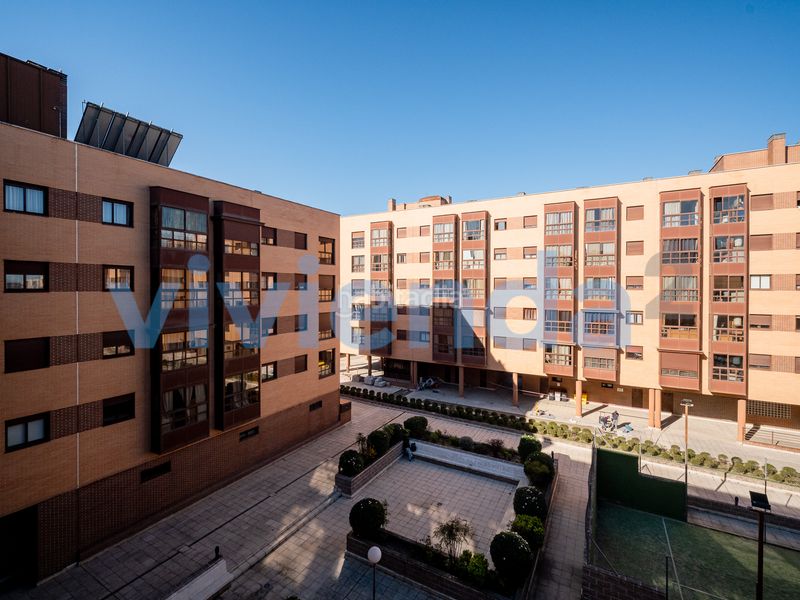 Foto df438310-3eb5-4334-a8cc-f28dd820eaed. Pis amb calefacció aparcament piscina a Rejas Madrid