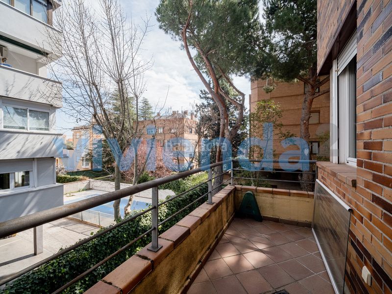Foto e4d1cfd4-6878-4dbd-a8aa-8603a6ae452e. Pis amb calefacció aparcament piscina a San Pascual Madrid