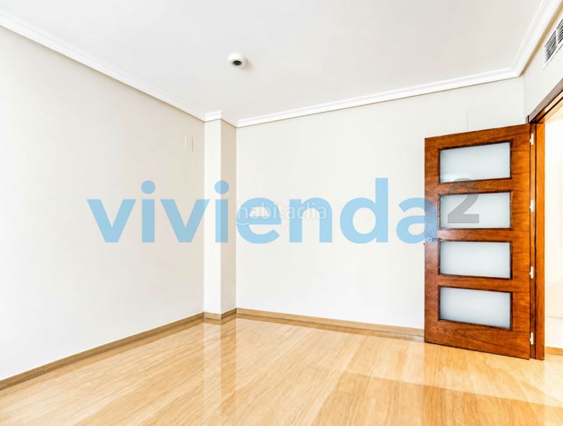 Foto e3bb7e6e-13da-4d70-9aeb-ab22bdbe65c0. Pis amb calefacció aparcament piscina a Legazpi Madrid