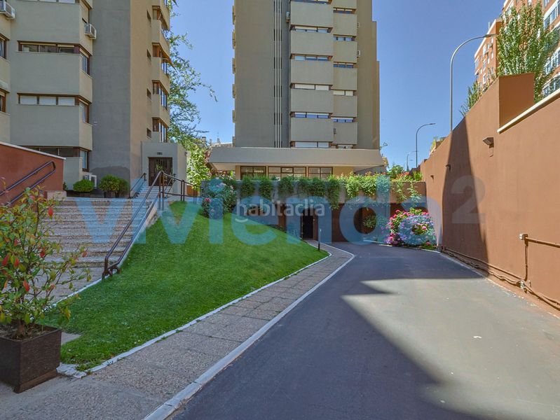 Foto 954a7900-f461-4016-a6ba-6f27562d7f67. Pis amb calefacció aparcament piscina a Hispanoamérica-Bernabéu Madrid