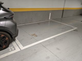 Car parking in Calle Juan de la Hoz