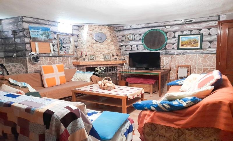 Foto 4830f46b-ee96-4158-b1f4-fa51c1e07f98. Casa aparellada amb xemeneia calefacció aparcament a Batres