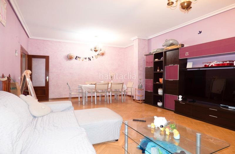 Foto eeb43266-1a99-4193-9d72-50c1e232fb45. Pis a Reyes Parla