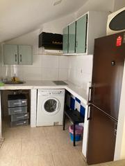 Pis a Centro. Vivienda  de corrala  con  2 dormitorios y 3 balcones a la calle
