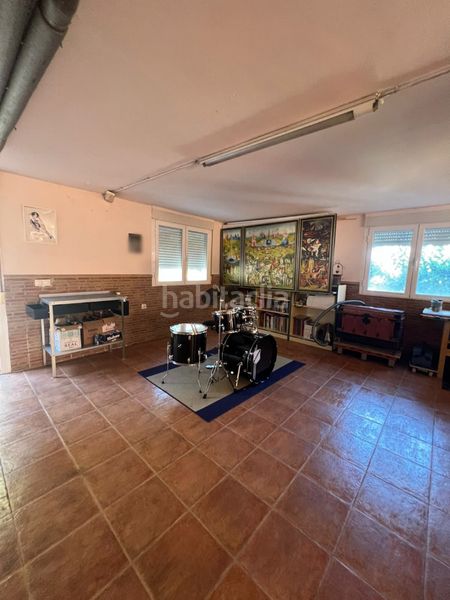 Foto ce68b575-b430-4458-85ab-18c3f4e2264c. Xalet amb xemeneia calefacció aparcament piscina a Aranjuez