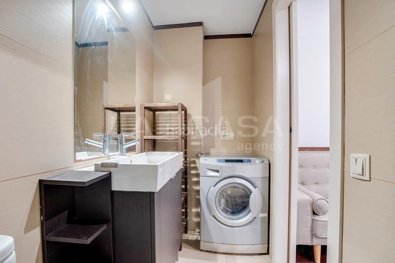 Foto 3dab9481-81b2-4019-b2a2-435d3e61e706. Piso os presentamos esta planta baja en unas de las zonas mas privilegiadas . en Barcelona