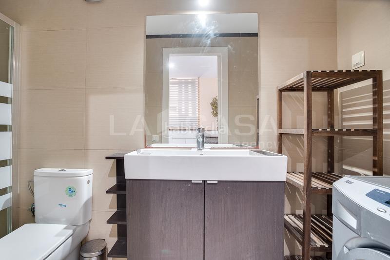 Foto 7c39f938-c7e1-477b-8760-8e66af7796ca. Piso os presentamos esta planta baja en unas de las zonas mas privilegiadas . en Barcelona