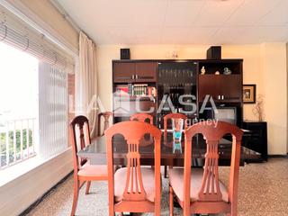 Piso en Llefià. Piso de tres dormitoriosbalcon, orientado al surfinca tranquila,