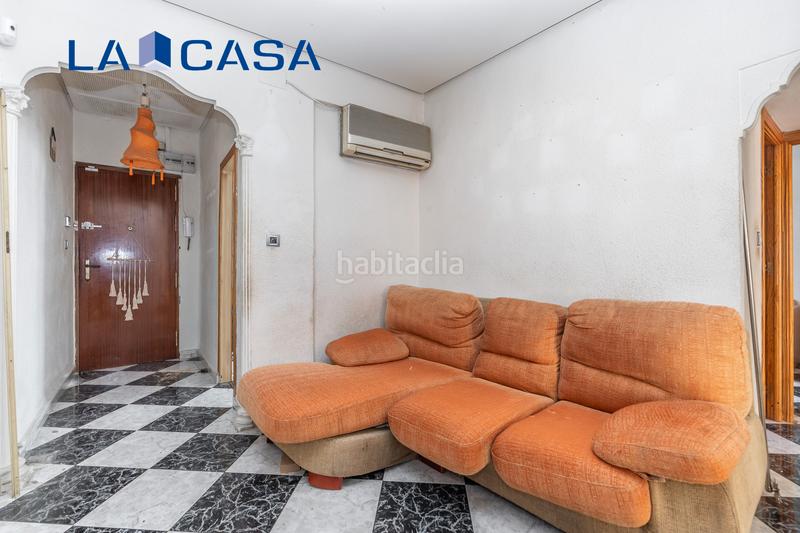 Foto 7486a00f-e33e-4f9e-beda-815f273ab46f. Piso  en venta en calle de aldea del fresno en Madrid