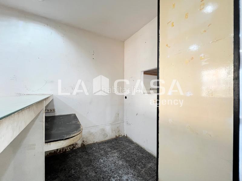 Foto 4966f1cd-f278-476a-b62e-16b2fa861773. Local comercial  en venta en Llefià, .dispone de 60 m construidos y doble salida nortesur. ubicado en muy buena zona reside en Badalona