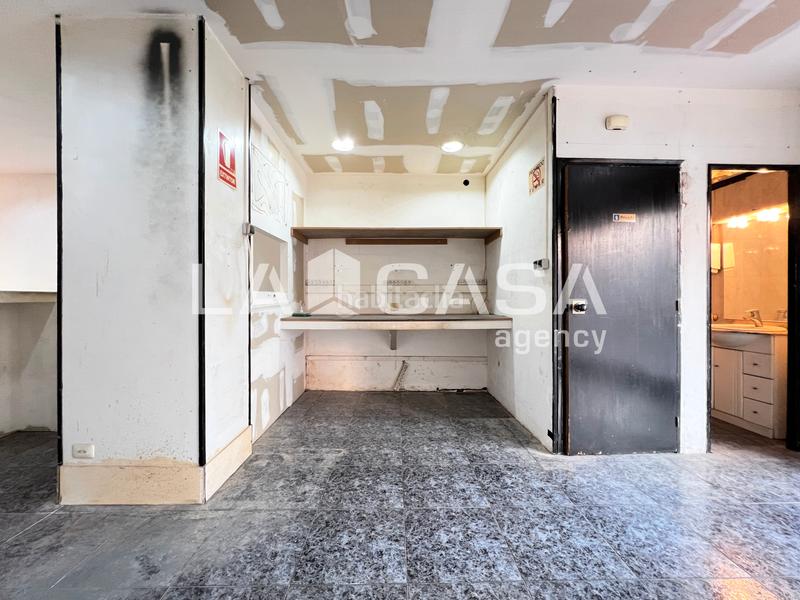 Foto 53106fff-4810-4400-a41a-44708eaa2eb8. Local comercial  en venta en Llefià, .dispone de 60 m construidos y doble salida nortesur. ubicado en muy buena zona reside en Badalona