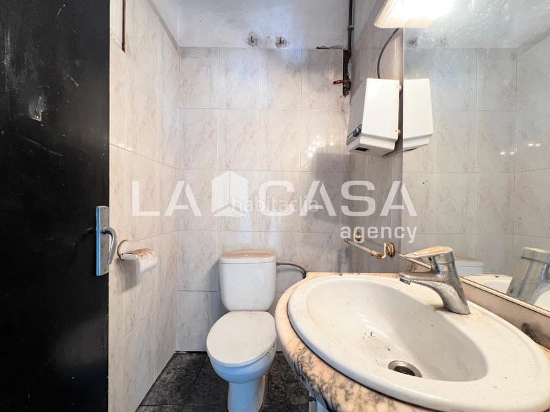 Foto 7f63574d-4354-45f2-a1c7-784bfab79081. Local comercial  en venta en Llefià, .dispone de 60 m construidos y doble salida nortesur. ubicado en muy buena zona reside en Badalona
