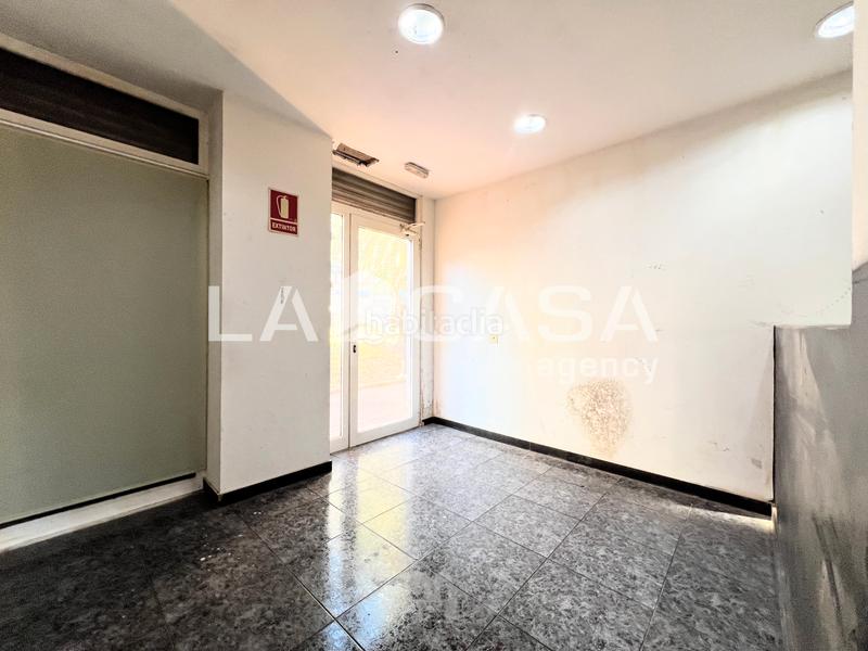 Foto 88c5fb2f-78ba-422c-96d8-1adfb7d26056. Local comercial  en venta en Llefià, .dispone de 60 m construidos y doble salida nortesur. ubicado en muy buena zona reside en Badalona