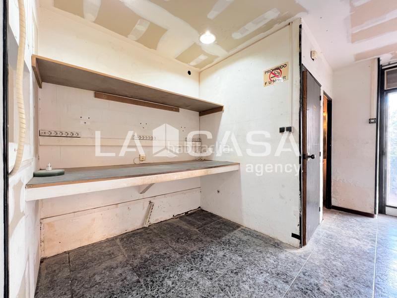 Foto a0f38943-0c51-4dfc-b228-3d408a04ecb9. Local comercial  en venta en Llefià, .dispone de 60 m construidos y doble salida nortesur. ubicado en muy buena zona reside en Badalona