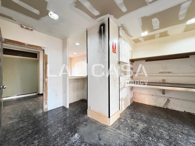 Foto bef9cfee-c65b-4169-9c94-094b8ef0ff8e. Local comercial  en venta en Llefià, .dispone de 60 m construidos y doble salida nortesur. ubicado en muy buena zona reside en Badalona