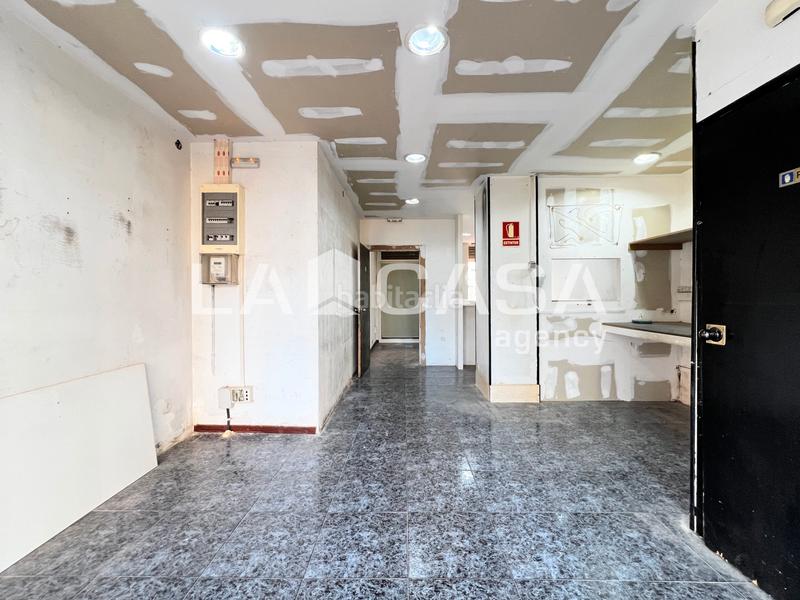 Foto d49d897b-51d7-41db-8f18-7df2a4df5598. Local comercial  en venta en Llefià, .dispone de 60 m construidos y doble salida nortesur. ubicado en muy buena zona reside en Badalona