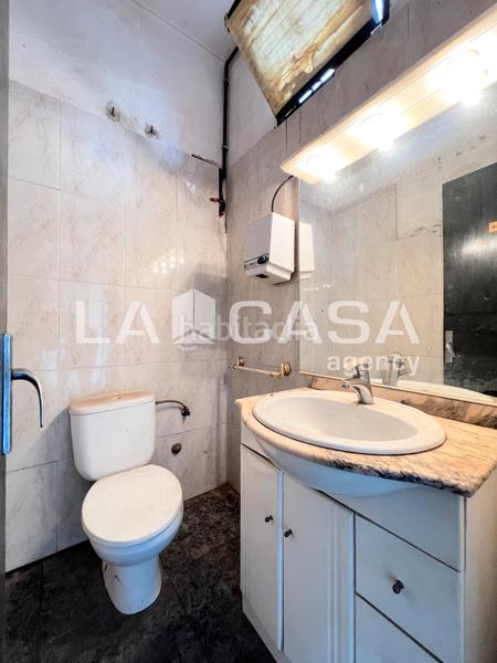 Foto f43f448d-3a4e-4dc9-b832-c640eff26b5d. Local comercial  en venta en Llefià, .dispone de 60 m construidos y doble salida nortesur. ubicado en muy buena zona reside en Badalona