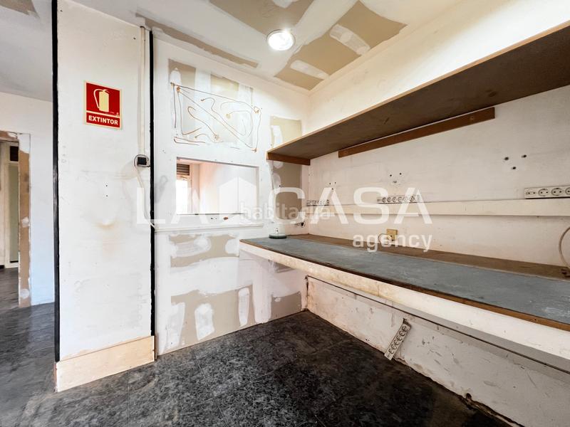 Foto f4d33133-39f7-4556-b2cd-96407dda97a4. Local comercial  en venta en Llefià, .dispone de 60 m construidos y doble salida nortesur. ubicado en muy buena zona reside en Badalona