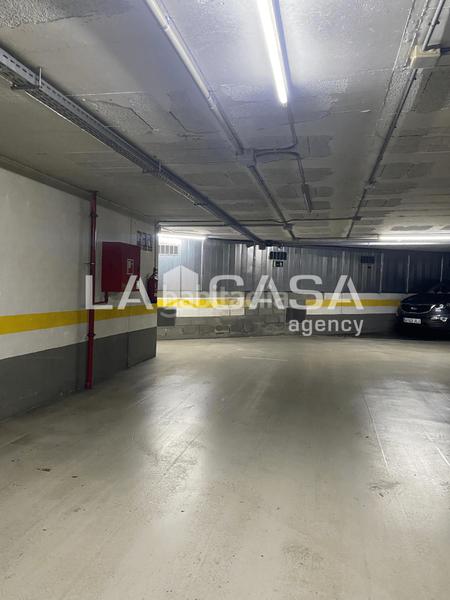 Foto 67e6ca7a-862b-4d77-ace7-3db6b9390648. Parking voiture dans Llefià Badalona