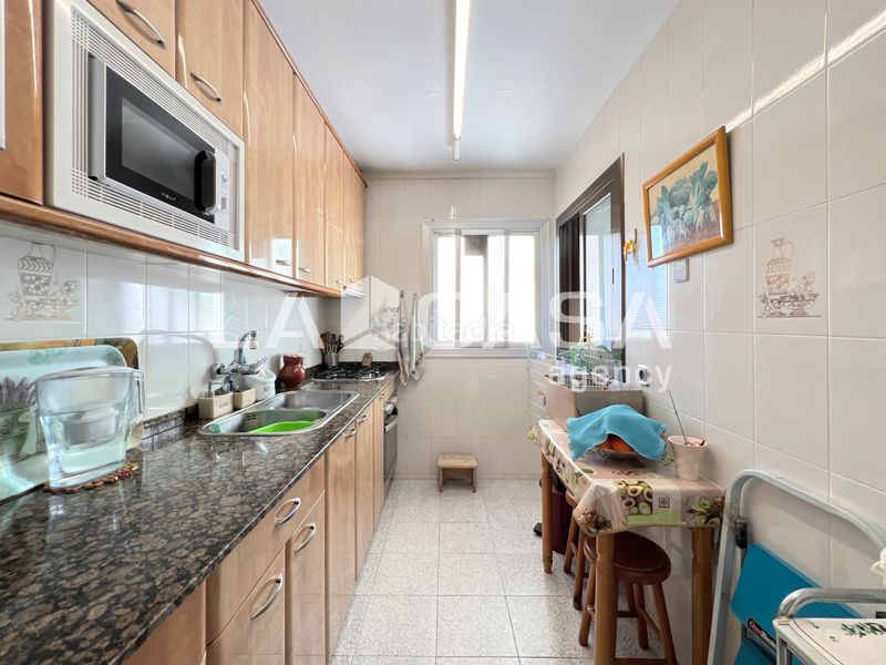Foto 1060b1da-0e45-4da7-9d13-9c252b51459b. Piso oportunidad en el barrio! piso amplio con 3 habitaciones doblesfinca con ascensor en Badalona