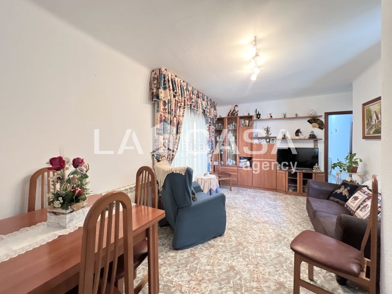 Foto 26987e5d-4601-42ef-9f37-f93002cd272e. Piso oportunidad en el barrio! piso amplio con 3 habitaciones doblesfinca con ascensor en Badalona
