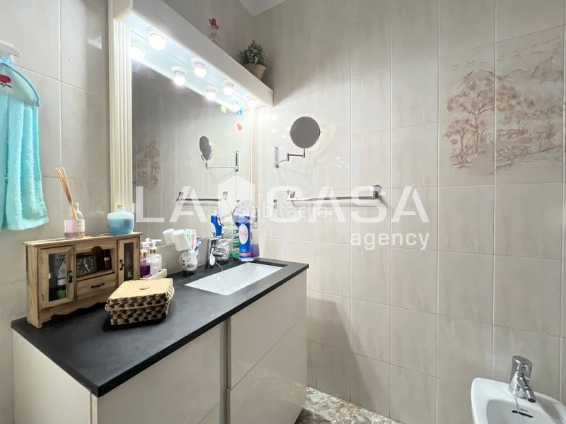 Foto 33fdcd0b-5c9e-40e5-893e-ab65c9f1dbda. Piso oportunidad en el barrio! piso amplio con 3 habitaciones doblesfinca con ascensor en Badalona
